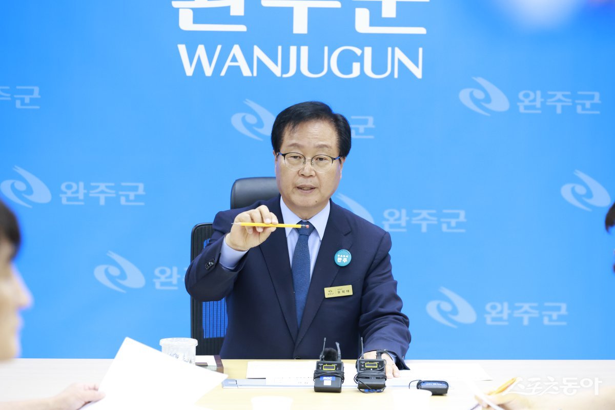 유희태 완주군수가 16일 기자회견을 통해 전주시가 일방적으로 상생발전 비전을 발표하는 것에 반대 입장을 표명하고 있다. 사진제공=완주군