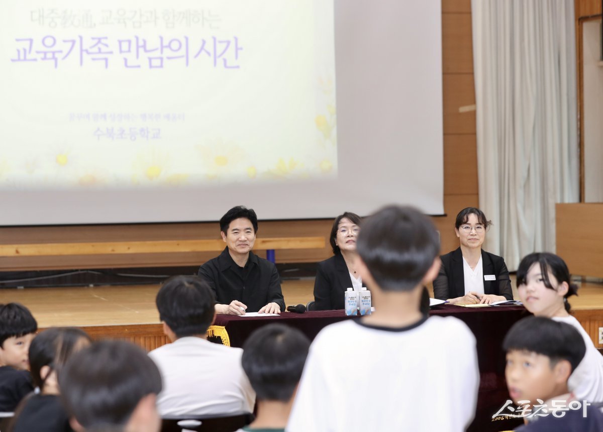 김대중 전남도교육감이 최근 담양수북초등학교를 찾아 2030교실 운영 현황을 살피고, 학교 교육과정 지원을 위한 소통의 시간을 가졌다. 사진제공=전남도교육청