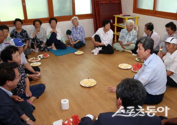 과거 폭염 당시 청하면의 경로당을 방문해 어르신들의 의견을 청취하고 있는 이강덕 포항시장의 모습. 사진제공ㅣ포항시