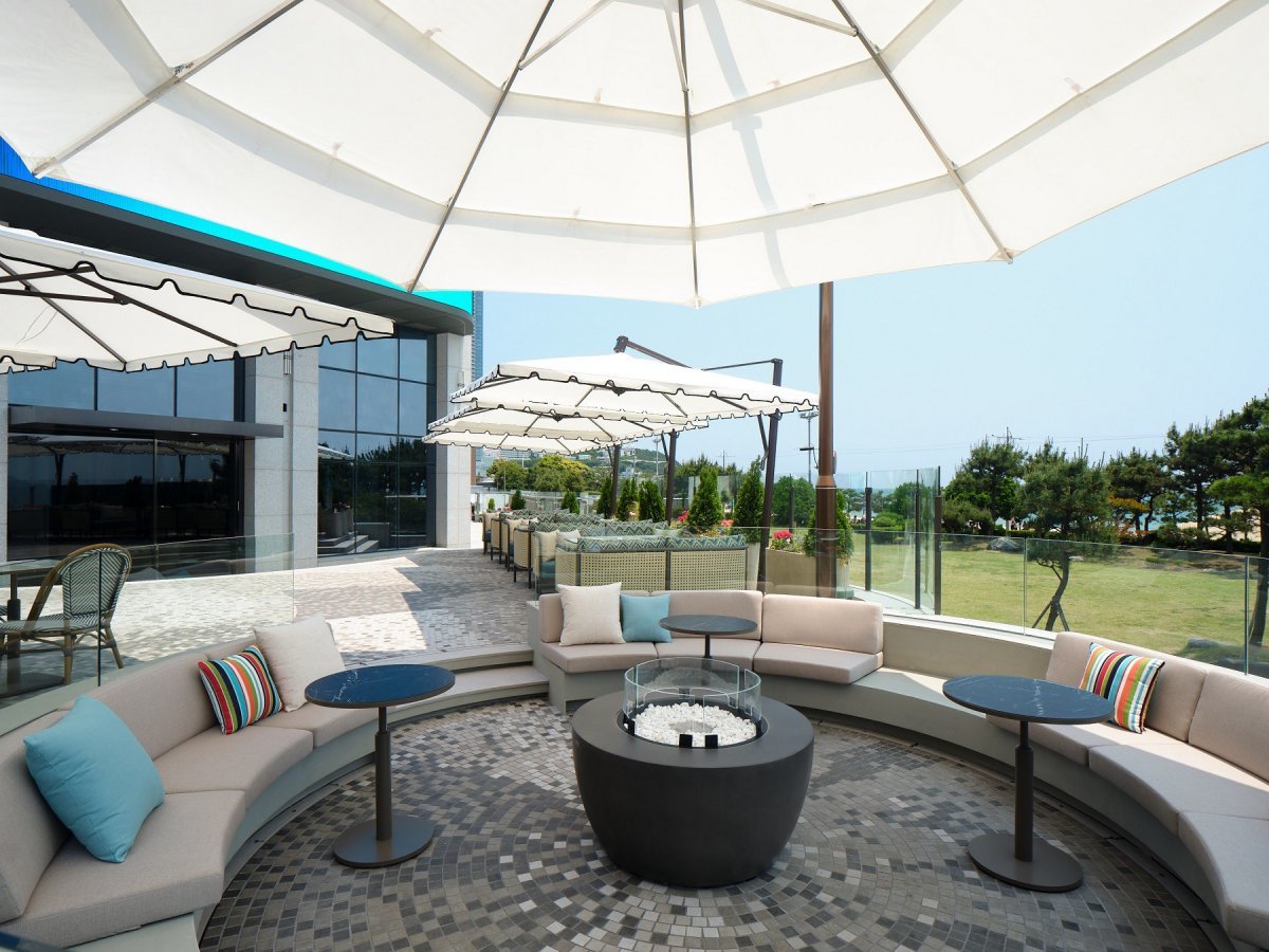 해운대 ‘그랜드 조선 부산’의 새 다이닝 공간 ‘라운지앤바 테라스 292’ 사진제공|조선호텔앤리조트