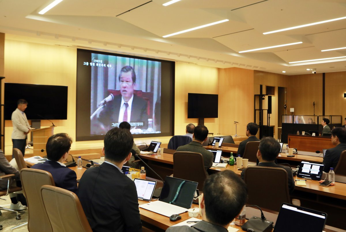 2025 SK 경영전략회의에 참여한 SK 경영진이 최종현 선대회장의 육성을 들으며 SKMS 철학과 정신을 되새기고 있다. 사진제공 ｜SK