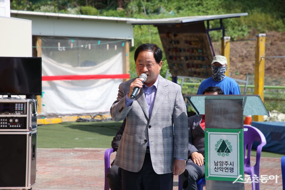 주광덕 시장은 지난 15일 남양주체육문화센터 내 인공암벽장에서 ‘스포츠 클라이밍 대회에서 축사를 하고 있다. 사진제공ㅣ남양주시