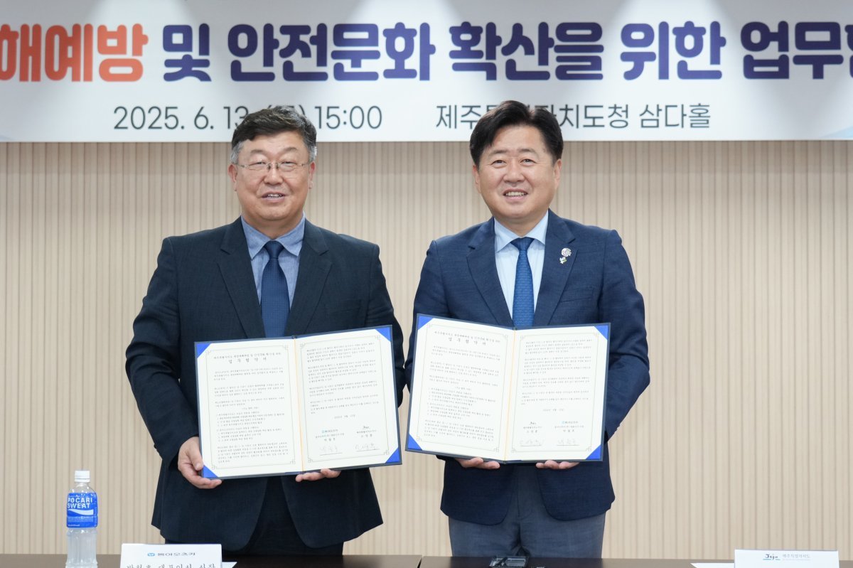 박철호 동아오츠카 대표(왼쪽)와 오영훈 제주특별자치도지사. 사진제공|동아오츠카