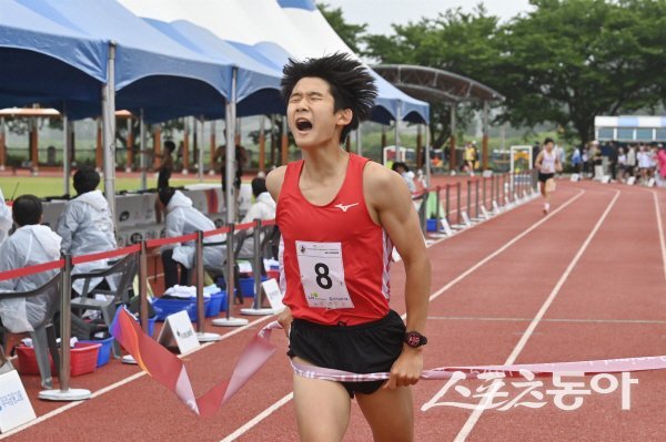 지난해 경상북도교육감배 육상경기대회 출전 선수가 결승점을 통과하고 있다. 사진제공 ㅣ 경북교육청