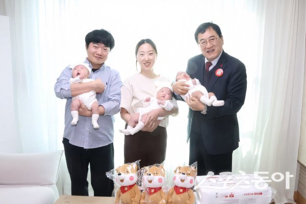 주낙영 경주시장이 세 쌍둥이 출산 가정을 방문해 축하와 격려를 하고 있다. 사진제공 ㅣ 경주시
