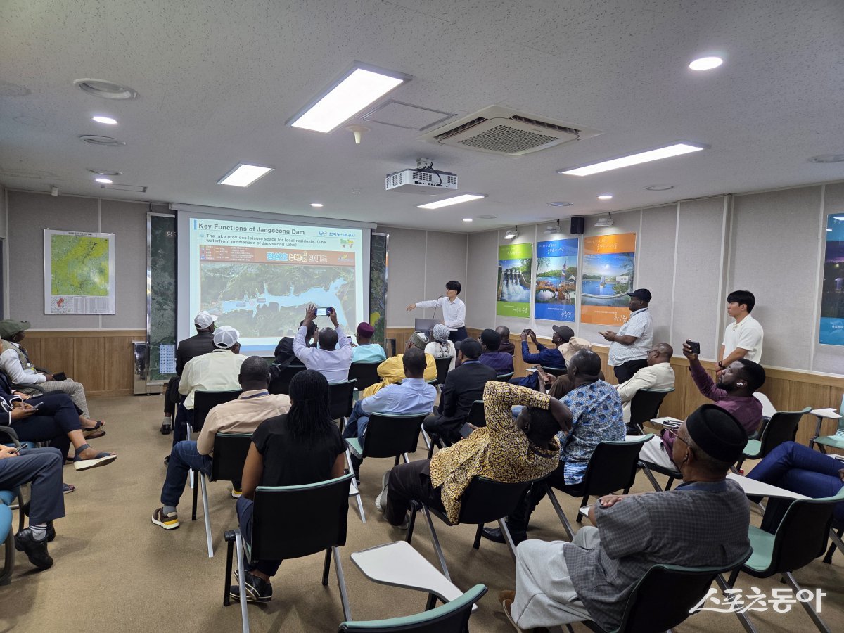 한국농어촌공사가 최근 서아프리카 7개국 연수단을 비롯해 ‘세계은행(World Bank)’, ‘서아프리카 경제공동체(ECOWAS)’ 관계자 등 39명을 대상으로 연수를 실시했다. 사진제공=한국농어촌공사