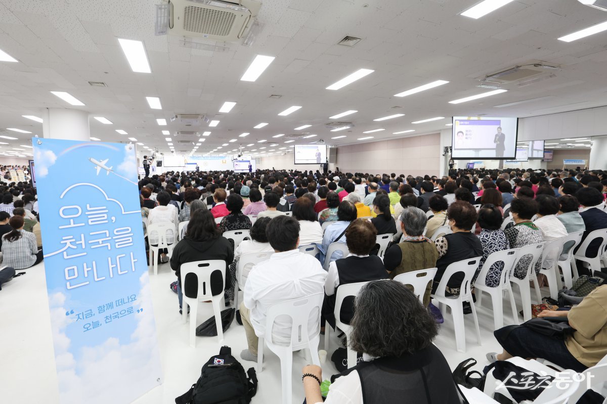 신천지예수교 부산야고보지파가 지난 15일 사하구 부산교회에서 오픈하우스 및 열린 예배를 개최한 가운데 참석자들이 이영노 지파장의 설교를 듣고 있다. (사진제공=신천지예수교 부산야고보지파)
