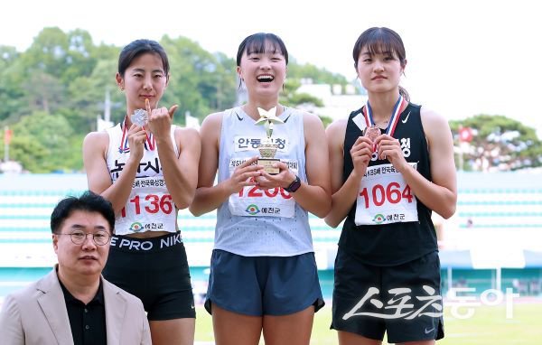 안동시청 육상경기단이 예천에서 열린 2025 전국 및 국제 육상대회에서 금메달 2개를 획득해 기념촬영을 하고 있는 모습. 사진제공ㅣ안동시