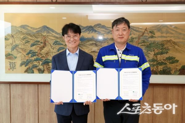 이재훈 영주시장 권한대행(왼쪽)이 지난 16일 노벨리스코리아 영주공장과 업무협약을 체결한 후 기념촬영을 하고 있는 모습. 사진제공ㅣ영주시
