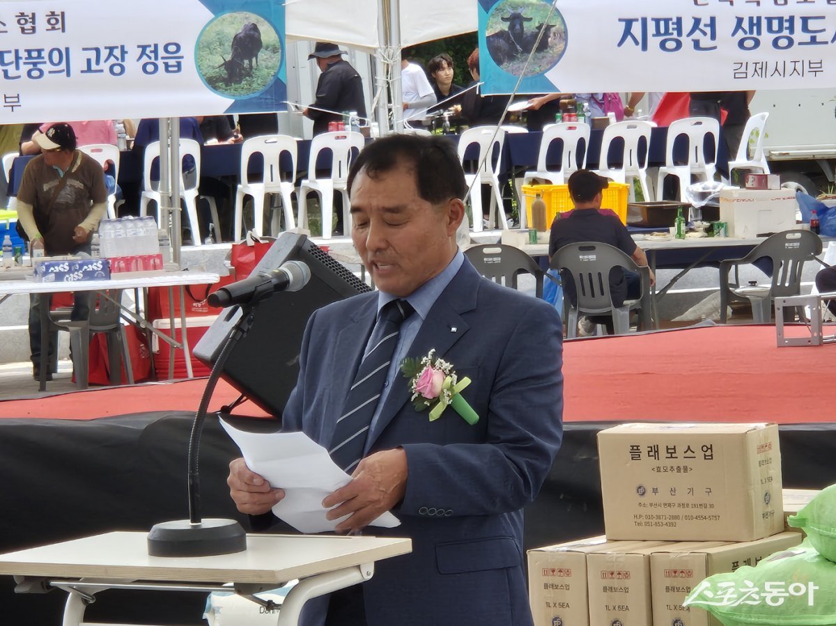 전영기 전북흑염소협회장이 17일 오전 진안군 진안읍 마이산 북부 관광단지 일원에서 열린 전북흑염소협회 한마음대회에서 인사말을 하고 있다. 사진제공=백일성 기자
