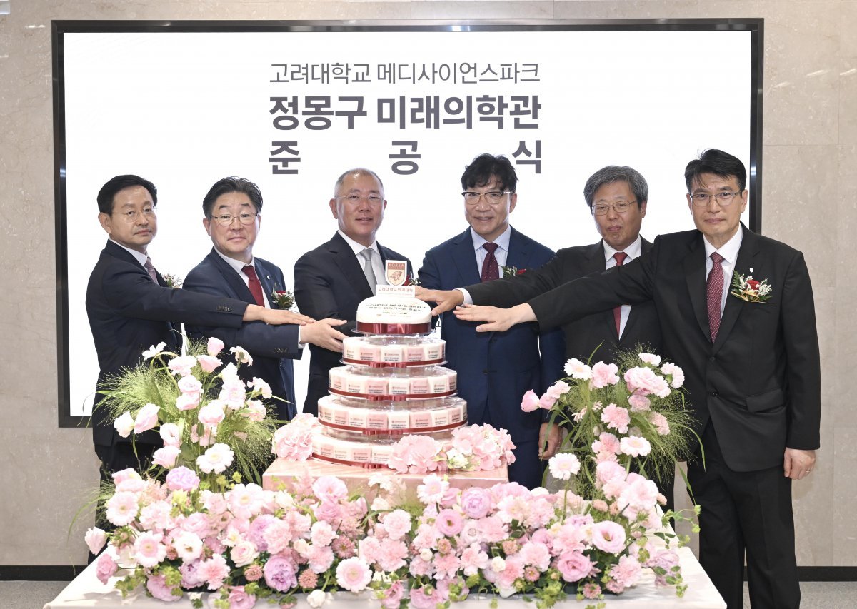 정몽구 미래의학관 준공식에서 주요 참석자들이 개관을 축하하며 케이크커팅을 하고 있다. (왼쪽부터) 윤을식 고려대 의무부총장, 김동원 총장, 정의선 현대차그룹 회장, 김재호 고려중앙학원 이사장, 승명호 교우회장, 편성범 의과대학장. 사진제공 |현대차그룹