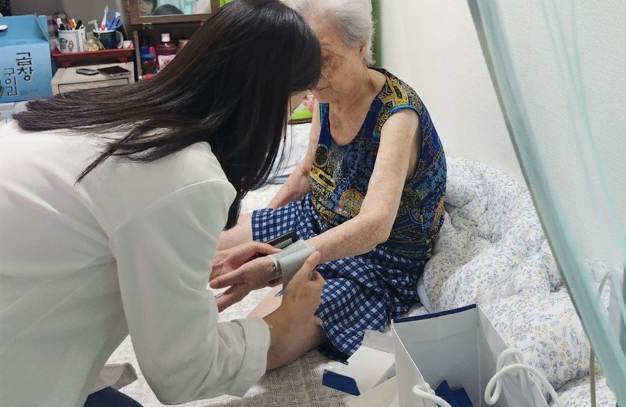 마사회 보건 전문가가 창신동 지역주민의 혈압을 측정하고 있다              사진제공｜한국마사회