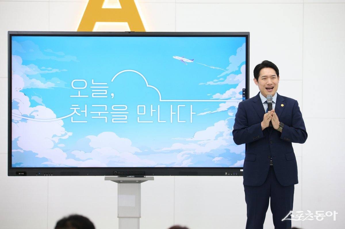 지난 15일 사하구 신천지예수교 부산야고보지파 부산교회에서 오픈하우스 및 열린 예배가 개최된 가운데 이영노 지파장이 강의를 하고 있다. (사진제공=신천지예수교 부산야고보지파)