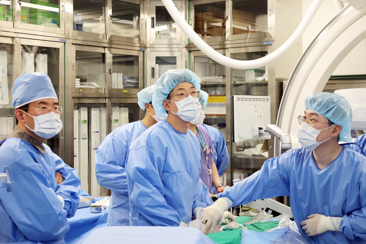 중앙대광명병원 영상의학과 최상림 교수(가운데)가 정맥 내 시아노아크릴레이트 폐쇄술을 시연하고 있다 사진제공 ｜중앙대광명병원