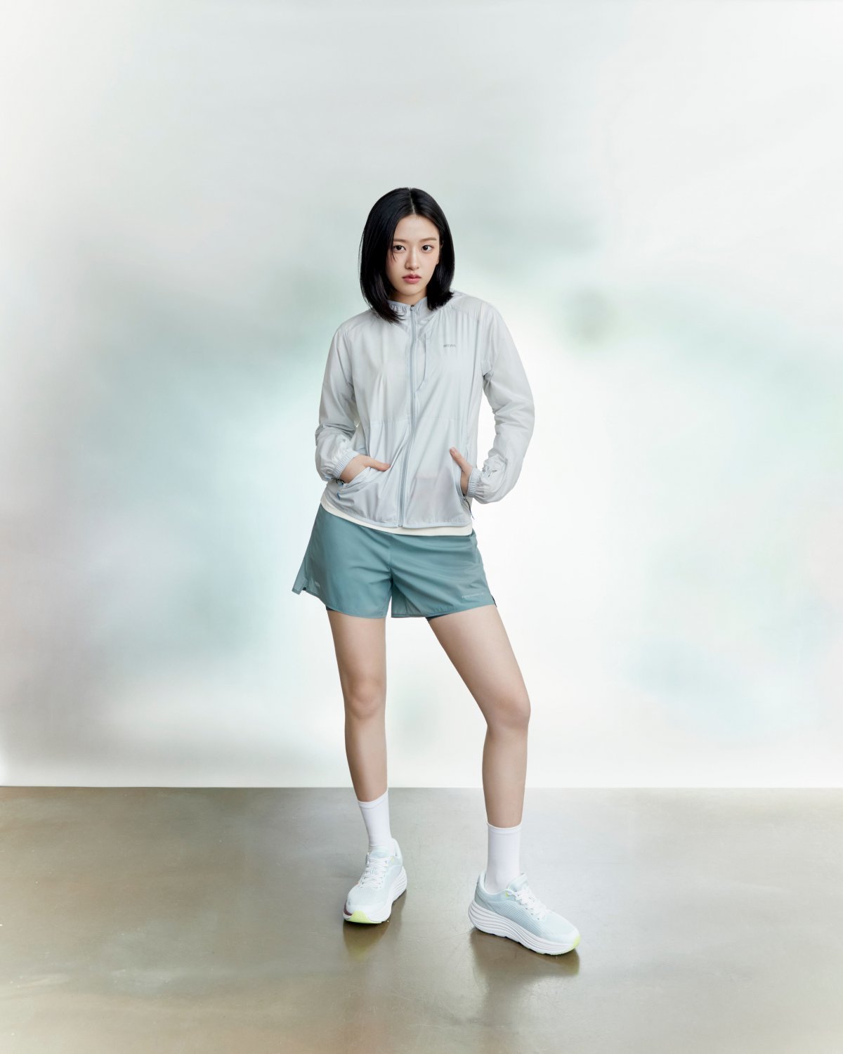 네파 ‘퍼포먼스 랩’ 컬렉션을 선보이고 있는 아이브 안유진.   사진제공 ｜ 네파