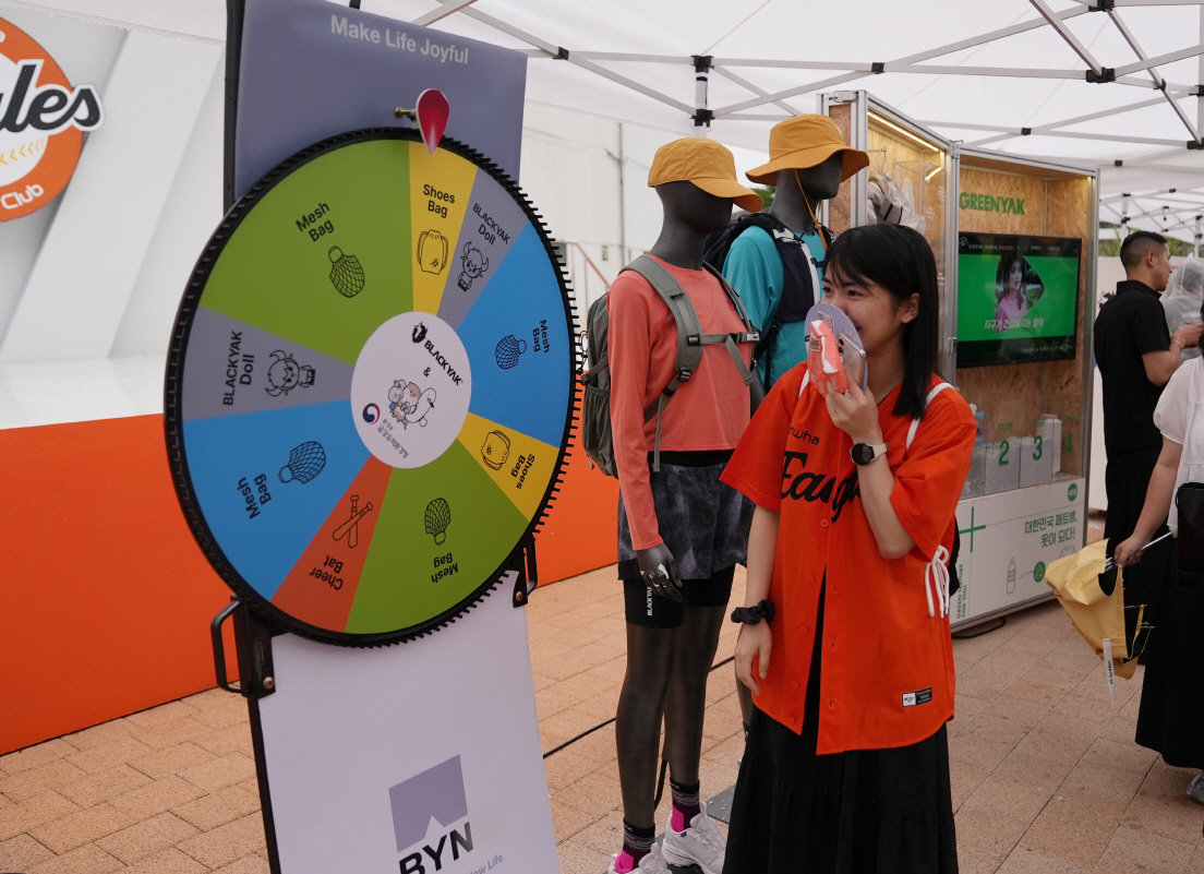 블랙야크 대전한화생명 볼파크 부스에서 진행된 룰렛 이벤트.