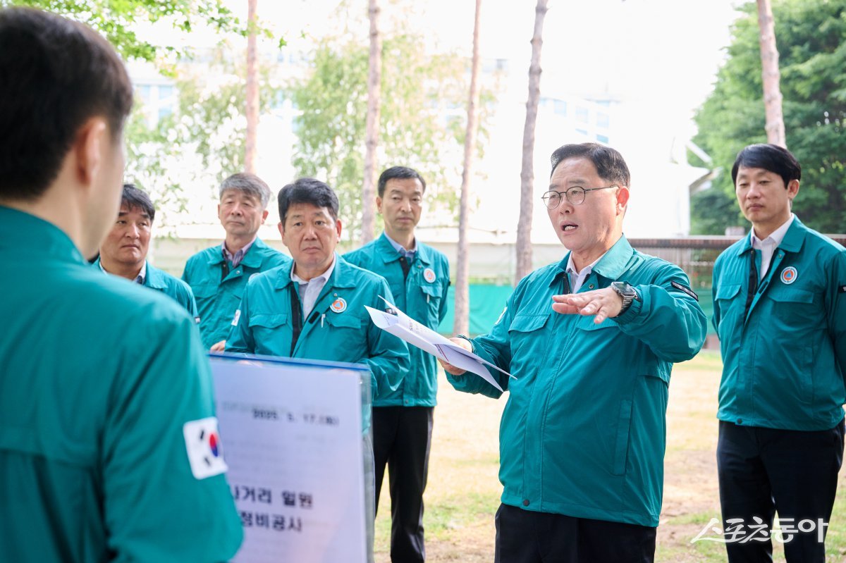 강수현 시장(오른쪽 두번째)은 17일 올해 장마철 집중호우에 대응하기 위해 20여 명이 참석한 가운데 현장 간부회의를 주재하고 있다. 사진제공ㅣ양주시