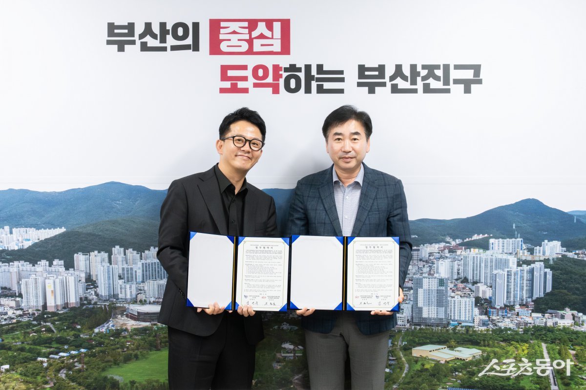 (재)부산진문화재단이 지난 16일 부산진구청에서 ㈔부산국제코미디페스티벌조직위원회와 지역 공연예술 활성화를 위한 업무협약(MOU)을 체결한 가운데 김영욱 구청장(오른쪽)과 김준호 집행위원장이 기념촬영을 하고 있다/사진제공-부산진구.