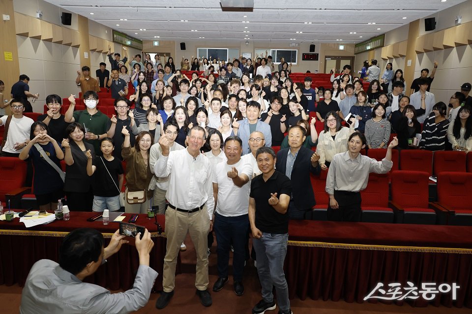 신안군이 지난 14일 군청 대강당에서 세계적인 철 조각가 영국의 안토니 곰리를 초청해 특별강연을 개최했다.사진제공=신안군