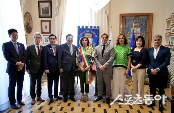 주낙영 경주시장이 이탈리아 폼페이 시청에서 안드레이아 에스포지토 시장대행 일행과 기념 촬영하고 있다. 사진제공 ㅣ 경주시