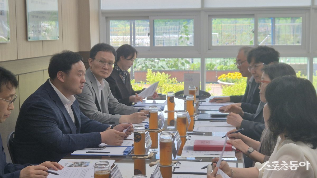 경기도의회 고준호 의원(국민의힘, 파주1)이 18일, 최근 파주와 수원 등 경기도 내 중학교에서 연이어 발생한 소화기 난사 및 교사 폭행 사건 등을 심각한 사회적 위기로 규정하며, 해당 학교를 직접 방문해 구체적인 대응 방안을 논의했다. 사진제공|경기도의회 고준호 의원