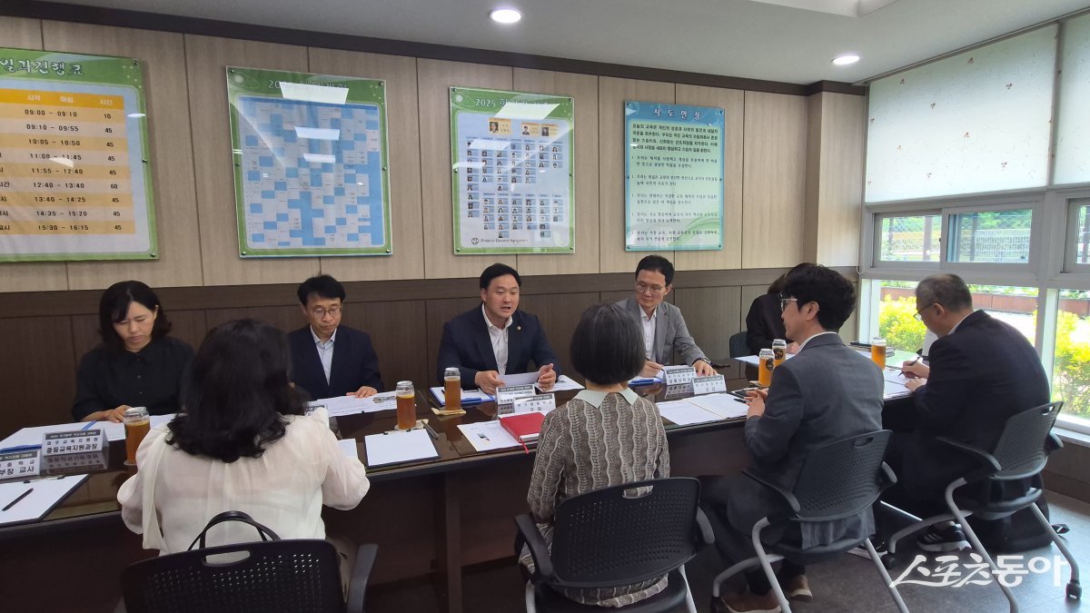 경기도의회 고준호 의원(국민의힘, 파주1)이 18일, 최근 파주와 수원 등 경기도 내 중학교에서 연이어 발생한 소화기 난사 및 교사 폭행 사건 등을 심각한 사회적 위기로 규정하며, 해당 학교를 직접 방문해 구체적인 대응 방안을 논의했다. 사진제공|경기도의회 고준호 의원