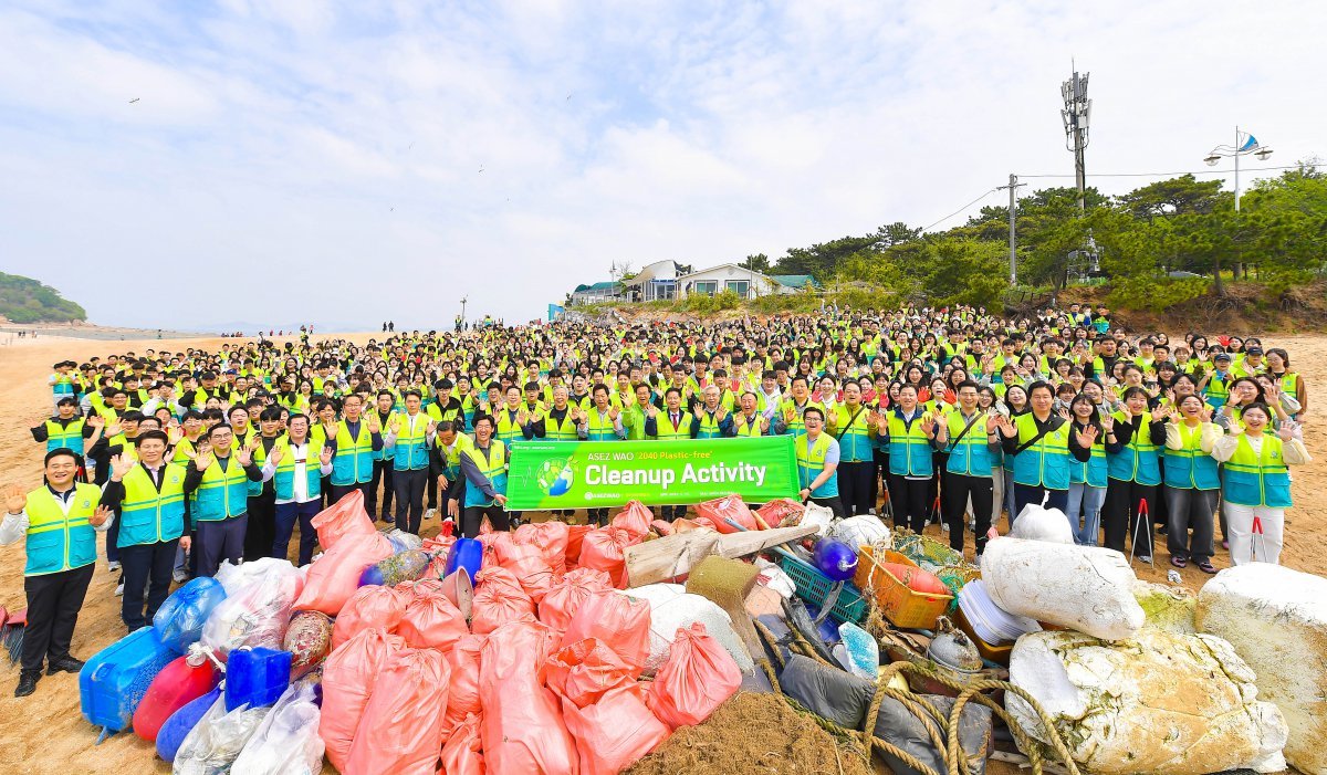 ASEZ WAO 회원들이 지난달 21일 인천 실미해수욕장에서 ‘2040 Plastic-free’ 정화활동을 펼쳐 해양쓰레기 100㎏과 플라스틱 80㎏을 수거했다. 