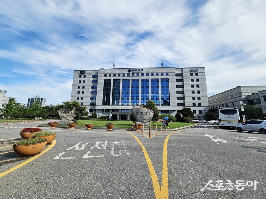 최대호 안양시장은 신안산선 광명 구간 지하터널 붕괴 사고로 인한 안양 시민의 불편을 최소화하고 조속하고 적극적인 대응을 촉구하기 위해 18일 사고 현장 내 사고수습본부 상황실을 방문했다(안양시청 전경). 사진제공｜안양시