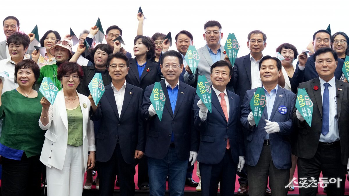 김영록 전라남도지사가 18일 여수 흥국체육관에서 열린 ‘2025년 제2회 전남 여성 일자리 박람회’에 참석, 주요 내빈들과 퍼포먼스를 하고 있다. 사진제공=전남도