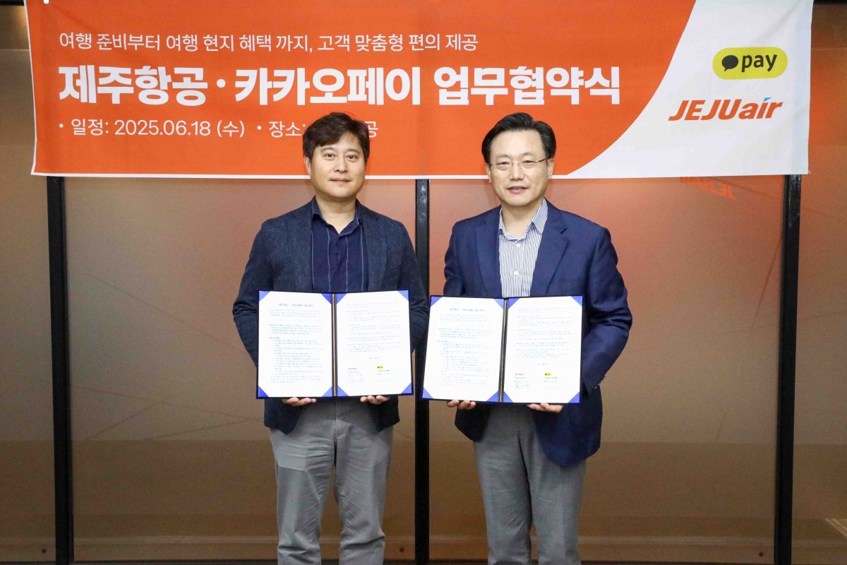 업무협약식에 참석한 김이배 제주항공 대표(오른쪽)와 신원근 카카오페이 대표이사 사진제공|제주항공