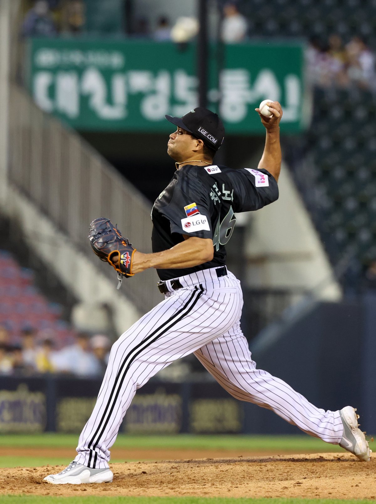 LG 치리노스가 18일 잠실 NC전에서 투구하고 있다. 치리노스는 이날 개인 최다 11개의 안타를 허용했고, 처음으로 5이닝을 채우지 못하고 교체됐다. 서울｜뉴시스