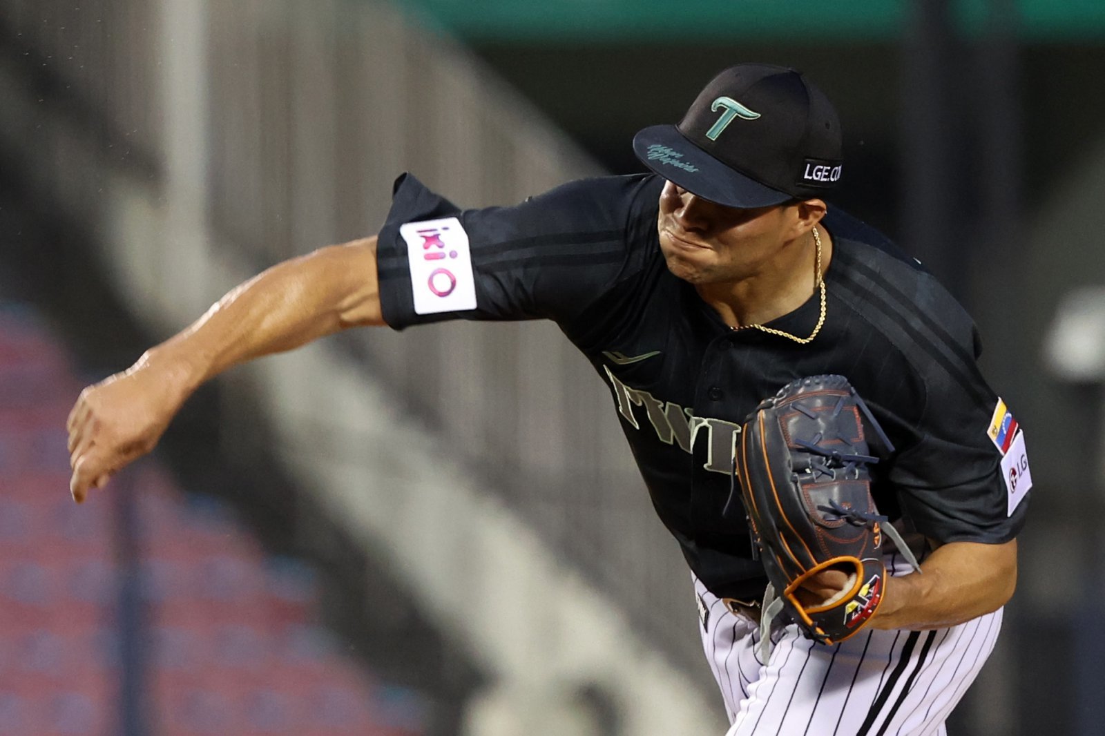 LG 치리노스가 18일 잠실 NC전에서 투구하고 있다. 서울｜뉴시스