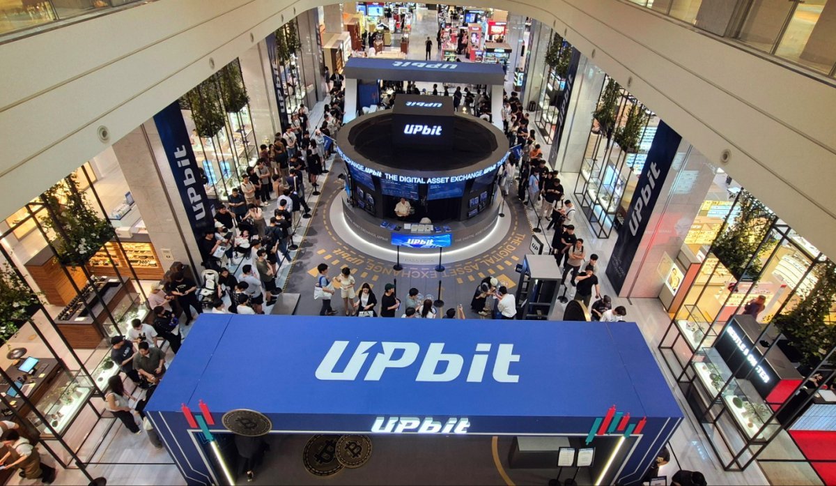 국내 가상자산 거래소 업비트가 다채로운 고객 경험으로 눈길을 끌고 있다. 현대백화점 판교점 1층 열린광장에서 운영하는 업비트 팝업스토어 전경. 사진제공|두나무