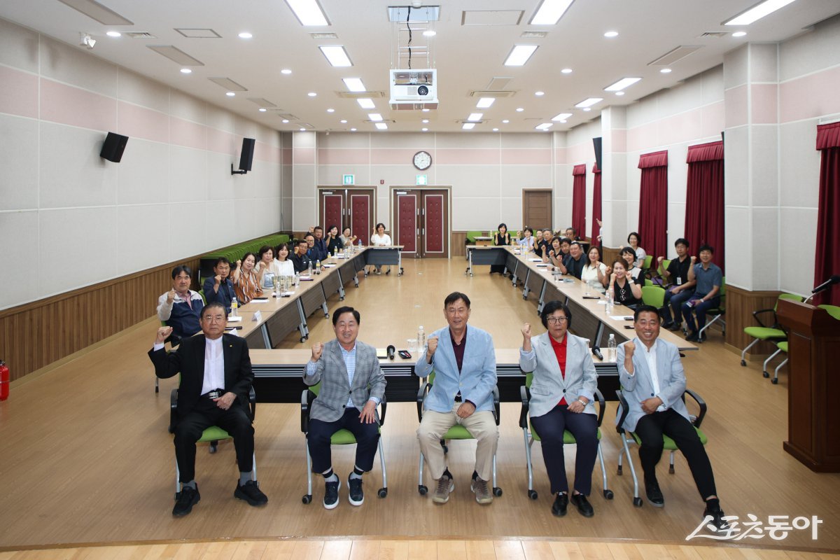 주광덕 시장(앞줄 윈쪽 두번째)이 18일, 호평평내행정복지센터에서 호평동 시민시장 자문위원회에서 정기회의 후 기념 촬영하고 있다. 사진제공ㅣ남양주시