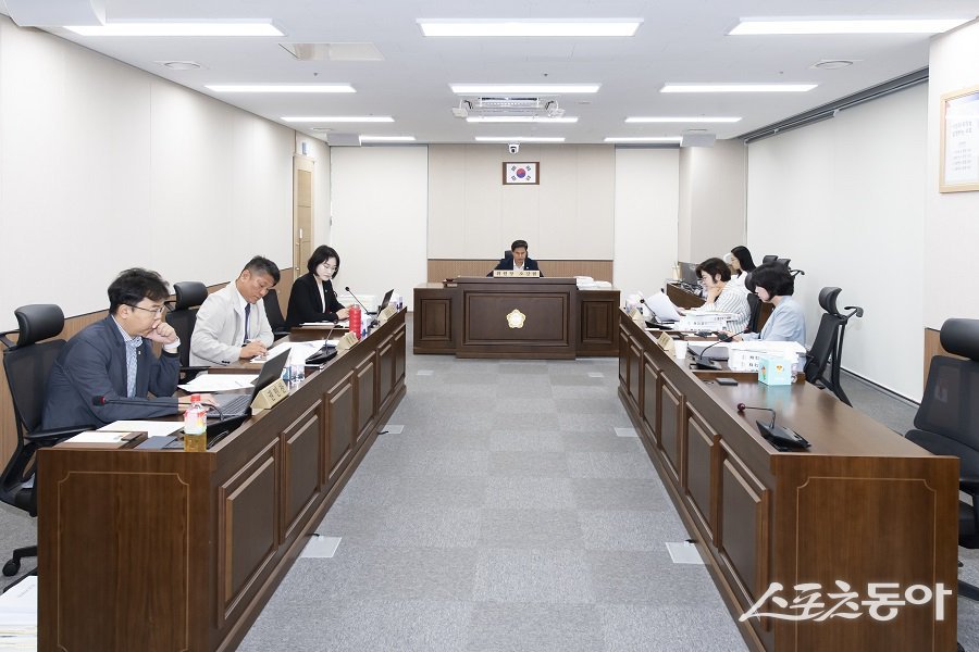 김포시의회, 예결위에서 2024회계연도 결산 승인안에 대해 심사를 진행하고 있다. 사진제공｜김포시의회