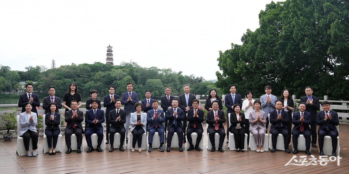 신상진 시장(앞줄 윈쪽 일곱번째)은 성남시와 중국 후이저우시는18일  자매결연 협약식을 갖고 양 도시간의 교류 협력 확대에 합의했다. 사진제공ㅣ성남시