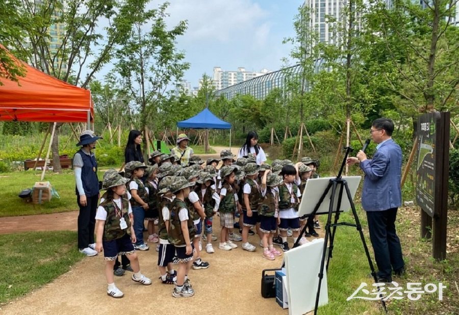 인천 미추홀구, 유치원생 대상으로 ‘도시 숲 체험 프로그램’을 진행했다. 사진제공｜인천 미추홀구청