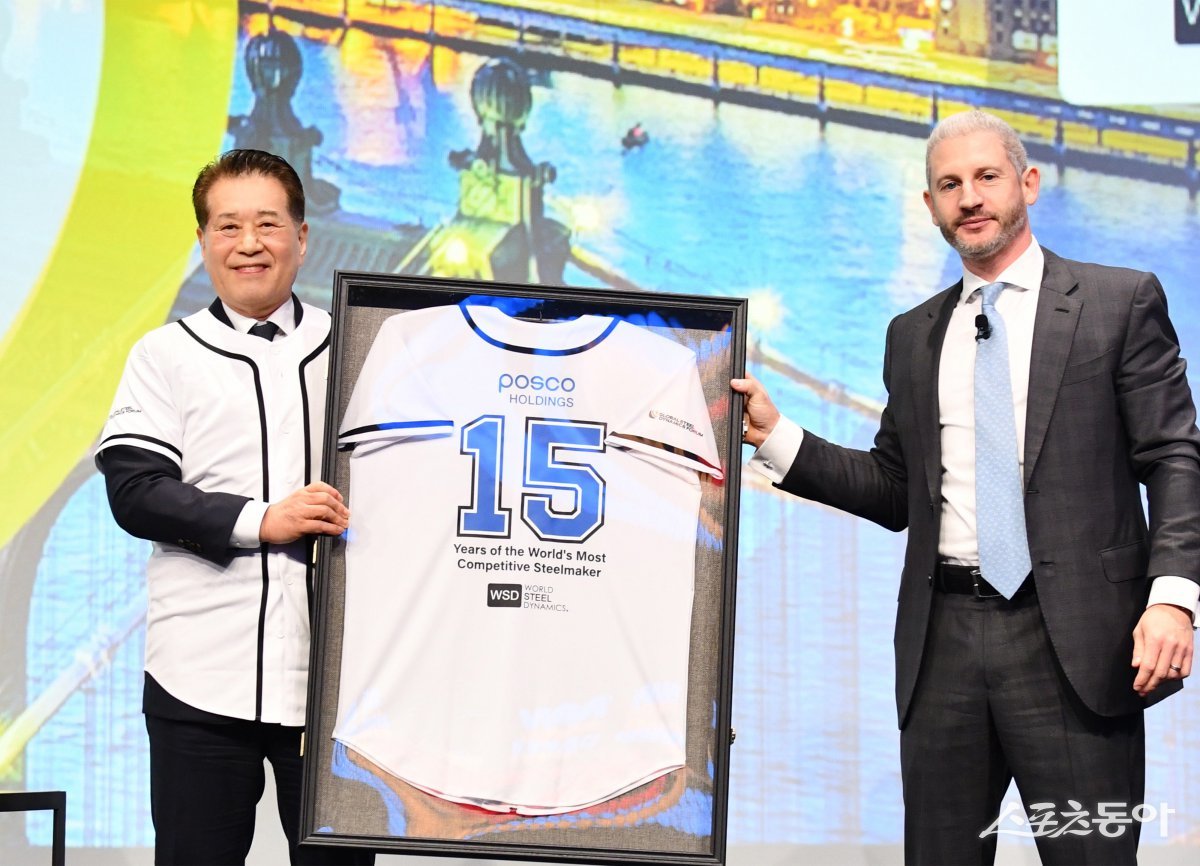 18일(현지시각) 미국 뉴욕에서 열린 WSD 포럼에서 장인화 포스코그룹 회장(왼쪽)과 필립 엥글린 WSD CEO가 야구복으로 특별 제작한 WSD 명예의 전당 기념액자를 들고 기념촬영을 하고 있다.  사진제공 ｜포스코