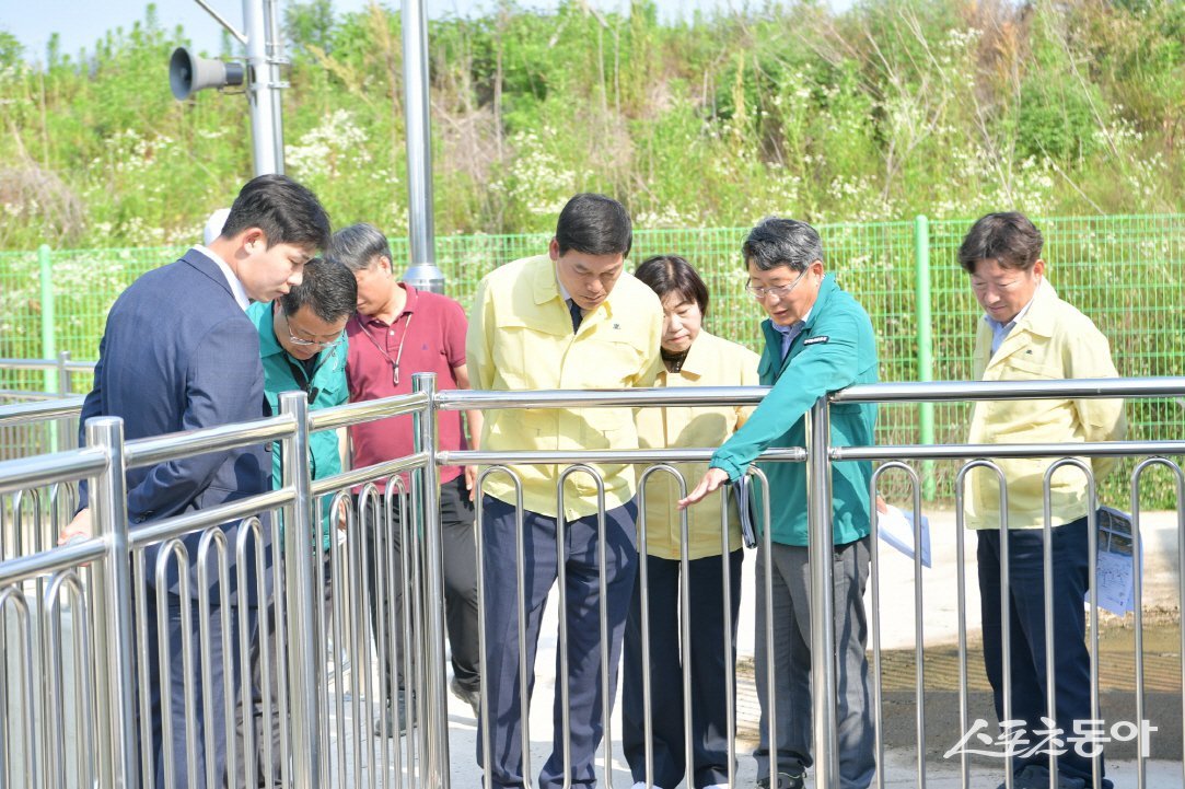 정철원 담양군수가 여름철 장마와 집중호우에 대비하기 위해 지난 18일 담양읍 반룡리에 위치한 용주 배수펌프장을 찾아 현장 점검을 실시했다. 사진제공=담양군