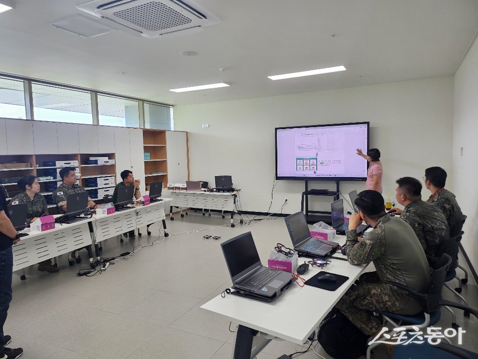 양주시가 18일 ‘양주 드론봇인재교육센터’에서 육군 제8기동사단 소속 드론 교관들을 대상으로 ‘드론 코딩 전문 과정’ 교육하고 있다. 사진제공ㅣ양주시