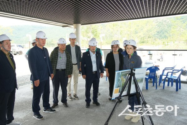 경주시의회 문화도시위원회 위원들이 주요 사업지를 방문해 현황을 점검하고 있다. 사진제공 ㅣ 경주시의회