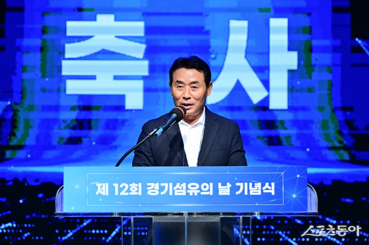 백영현 시장이 지난 18일 양주시 경기섬유종합지원센터에서 열린 ‘제12회 경기섬유의 날’ 행사에서 인사말을 하고 있다. 사진제공ㅣ포천시