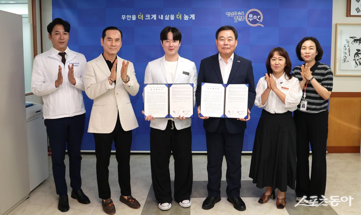 무안군이 19일 삼향읍에 위치한 스마트원치과병원과 지역 내 소외계층의 구강 건강 증진을 위한 업무협약을 체결했다. 사진제공=무안군