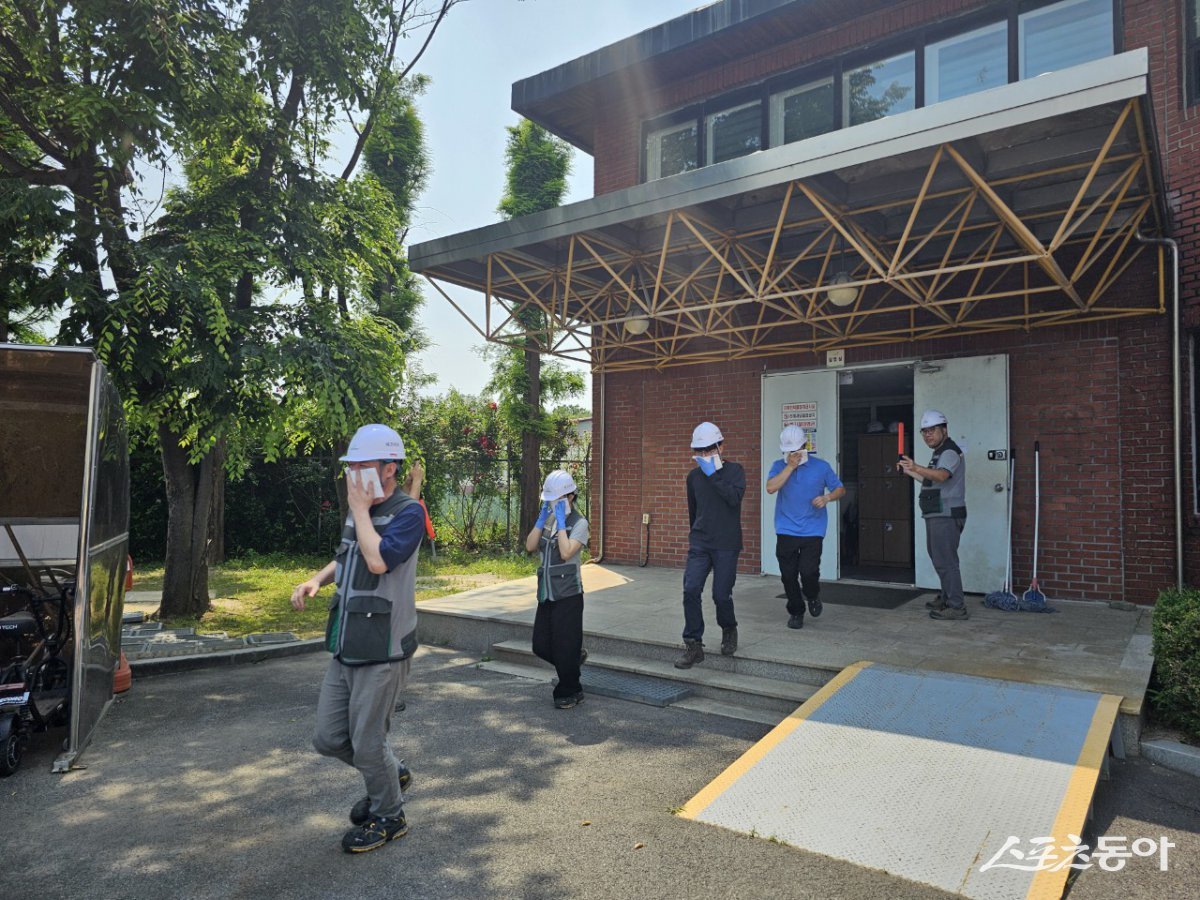 구리시는 지난 18일 구리하수처리장 사무동 앞에서 구리소방서 교문119안전센터와 함께 지진 및 화재 발생에 대비한 합동 소방훈련을하고 있다.  사진제공ㅣ구리시