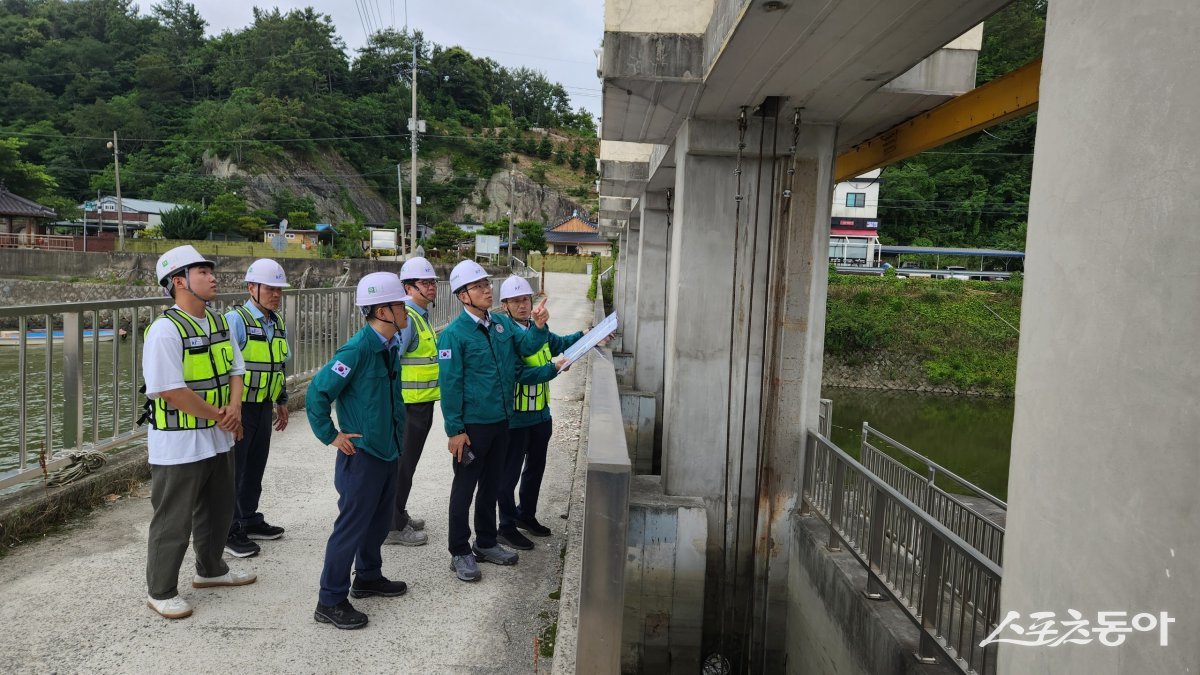 한국농어촌공사 전남지역본부가 19일 관내 배수장 작동 여부를 수시 점검하고, 저수지 수위 및 제방 확인과 배수로 퇴적물 제거 여부 등 시설물 점검에 나섰다. 사진제공=한국농어촌공사 전남지역본부