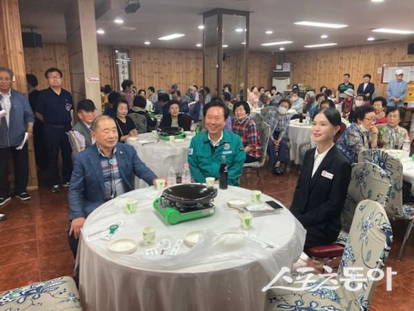 (사)대한노인회 안동시지부 옥동분회가 19일 관내 음식점에서 옥동 어르신들을 위한 화합한마당 행사를 진행하고 있는 모습. 사진제공ㅣ안동시