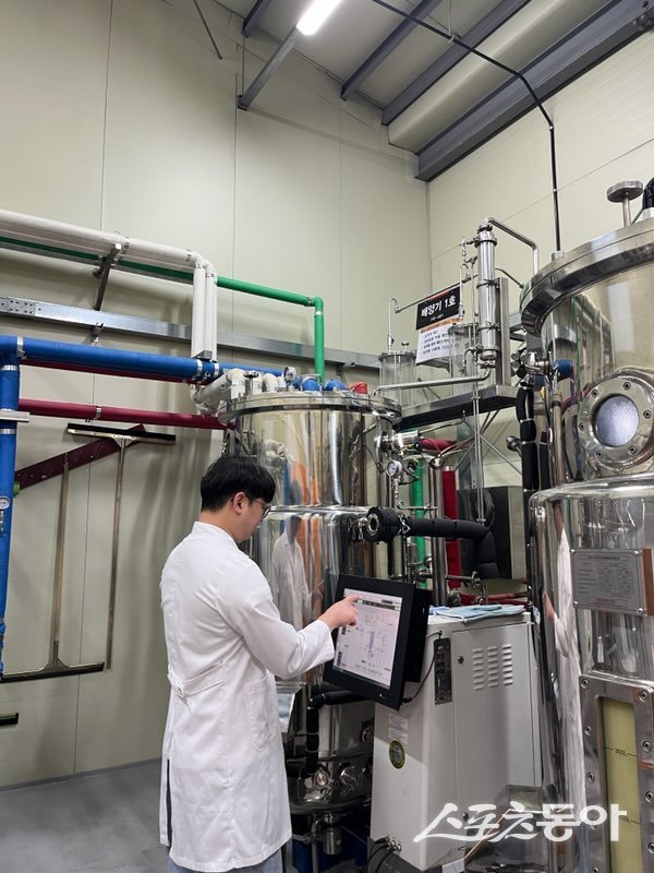 경산시 농업기술센터에서 농작물 수세회복을 위한  미생물을 배양하고 있다. 사진제공 ㅣ 경산시