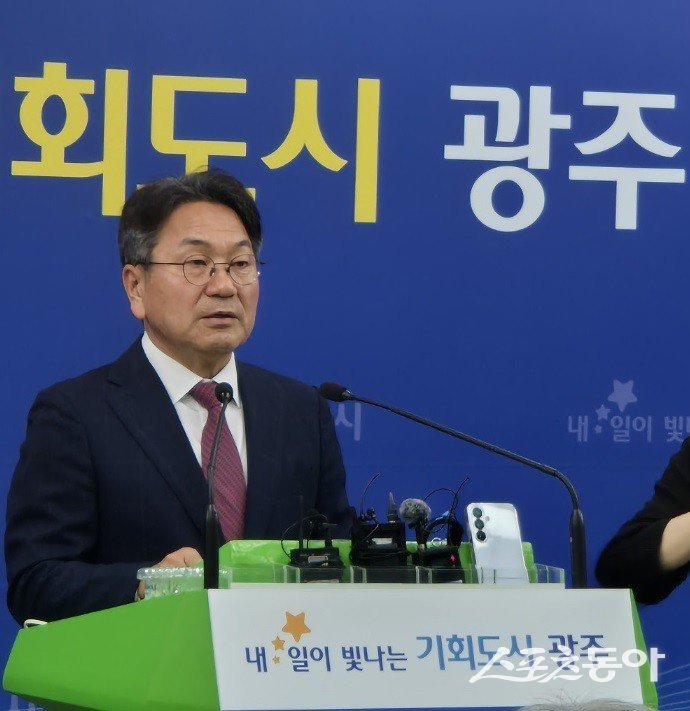 강기정 광주시장이 20일 오전 시내버스 파업 해결 관련 대책 브리핑을 진행하고 있다. 사진제공=박성화 기자