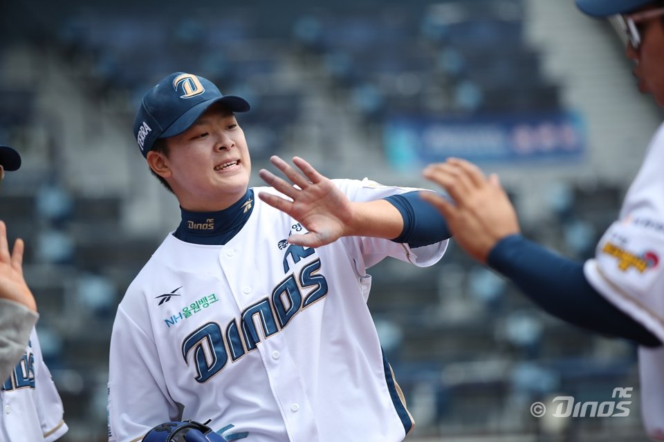 NC 김휘건은 19일 오른쪽 팔꿈치 뼛조각 제거 및 관절성형술을 진행했다. 다음 시즌 복귀를 목표로 21일 재활군에 합류한다. 사진제공|NC 다이노스