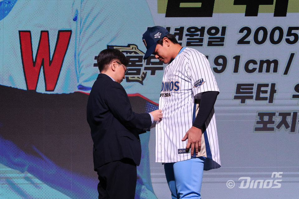 NC 김휘건(오른쪽)은 19일 오른쪽 팔꿈치 뼛조각 제거 및 관절성형술을 진행했다. 다음 시즌 복귀를 목표로 21일 재활군에 합류한다. 사진제공|NC 다이노스